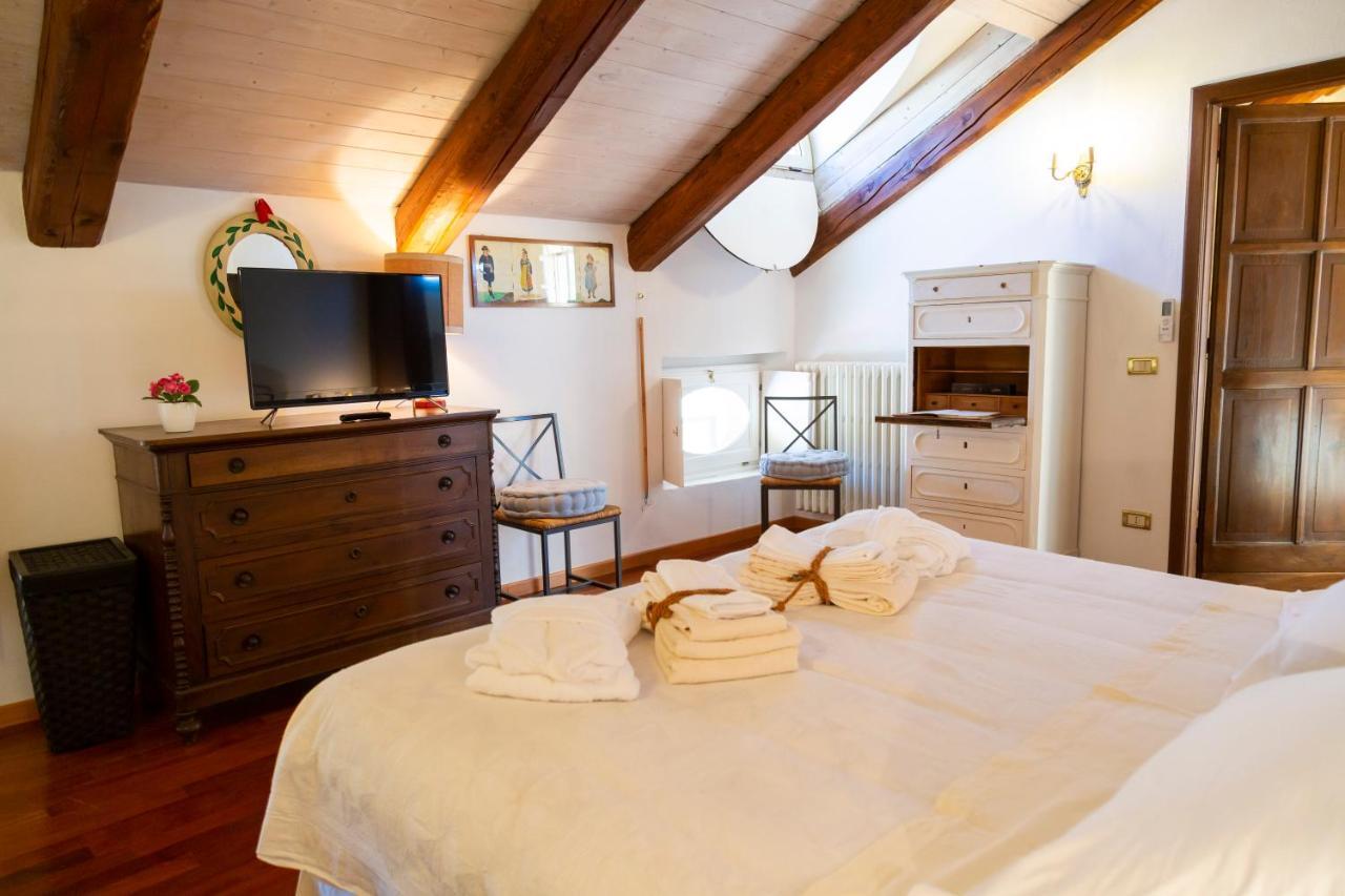 Palazzo Sismonda Bed & Breakfast Corneliano d'Alba Exterior photo